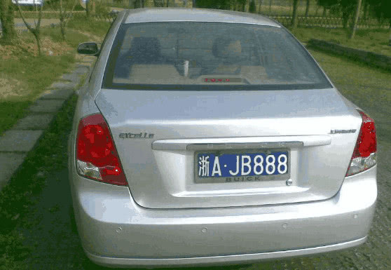 一男子摇到777连号车牌,摇中888车牌号