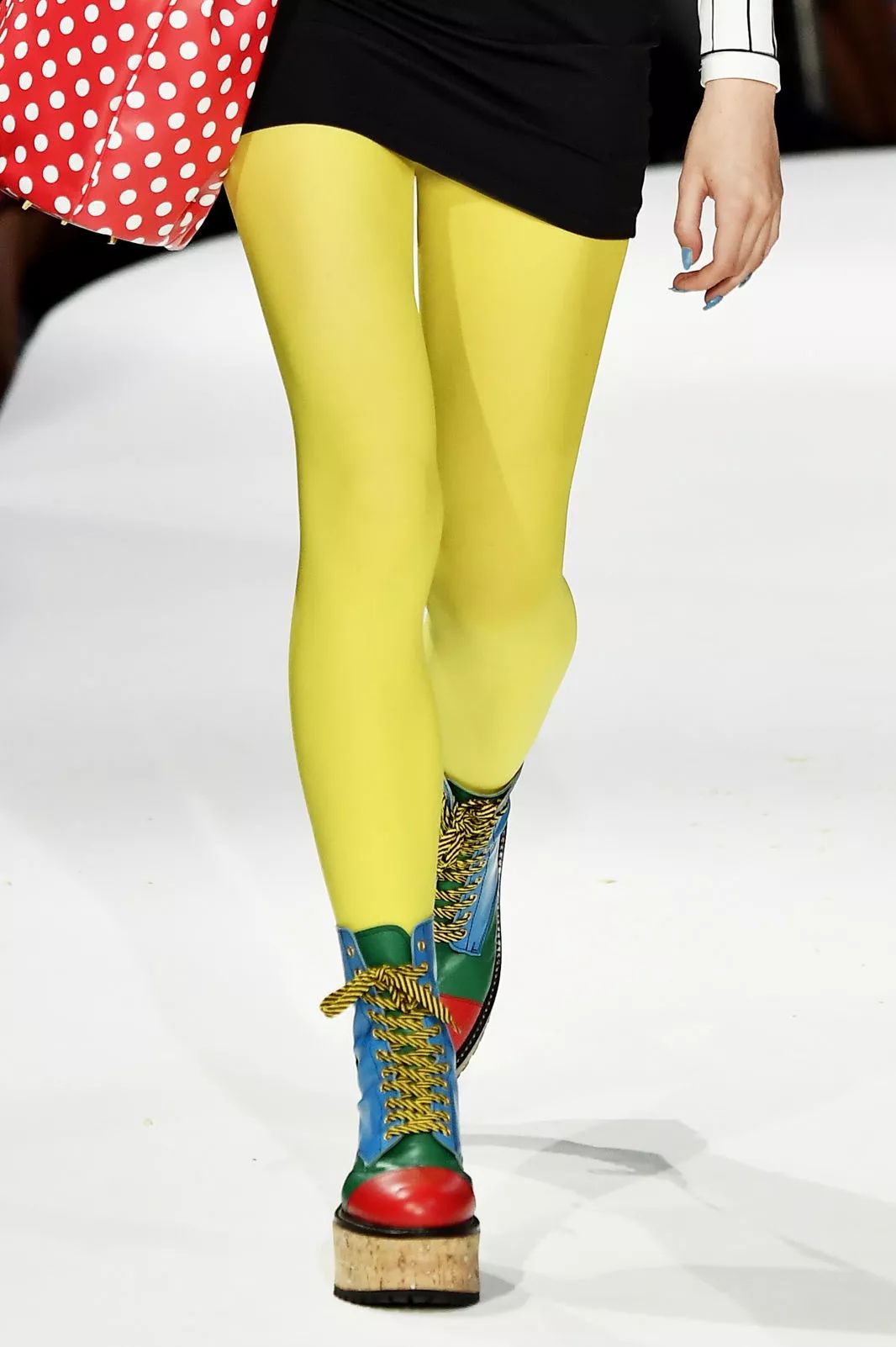 袜子怎样搭配才够舒适够时尚,袜子时尚搭配