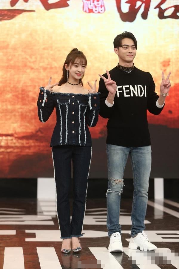 白宇万圣节地铁站发糖哈文朋友圈首次发声