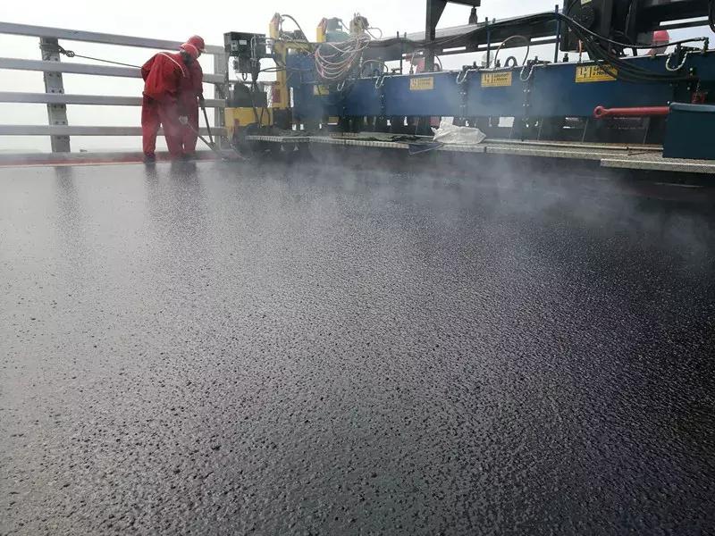 南岸这群人：在港珠澳大桥上铺路！铺成世界之最！