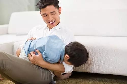 爸爸最喜欢和宝宝玩的游戏有哪些,爸爸和儿子玩奥特曼打怪兽的游戏