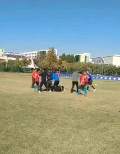 围殴裁判现场视频,足球因为不公平而暴打裁判