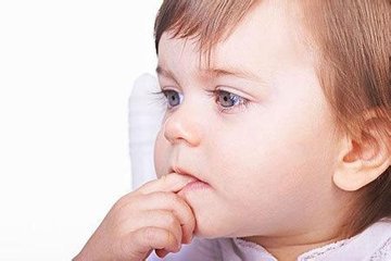 三个月吃手要不要纠正,孩子睡觉喜欢摸手怎么纠正