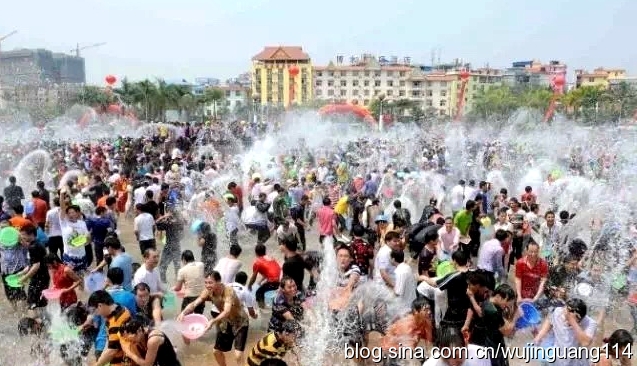 美女云南西双版纳傣族泼水节歌舞,2010西双版纳傣族万人泼水节