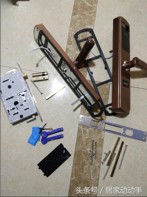 门锁锁芯拆装,智能锁安装师傅更换锁芯
