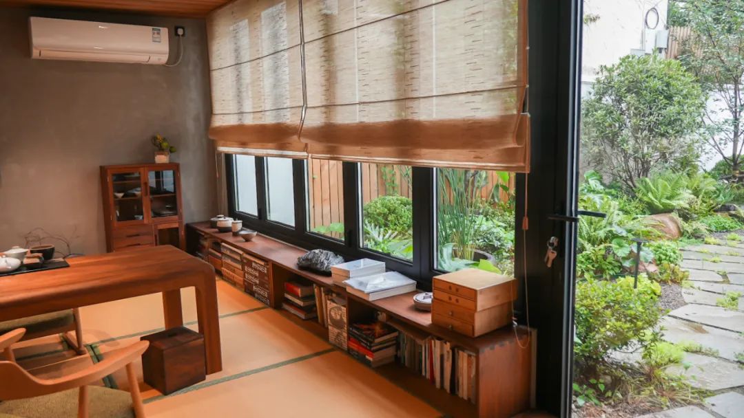 住在上海闹市400平的房子里，花开不败，开窗见池塘，太羡慕了