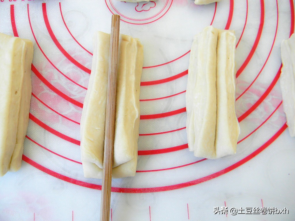 网红酸奶油条怎么做又蓬松又香,冷冻网红酸奶奶油大油条做法
