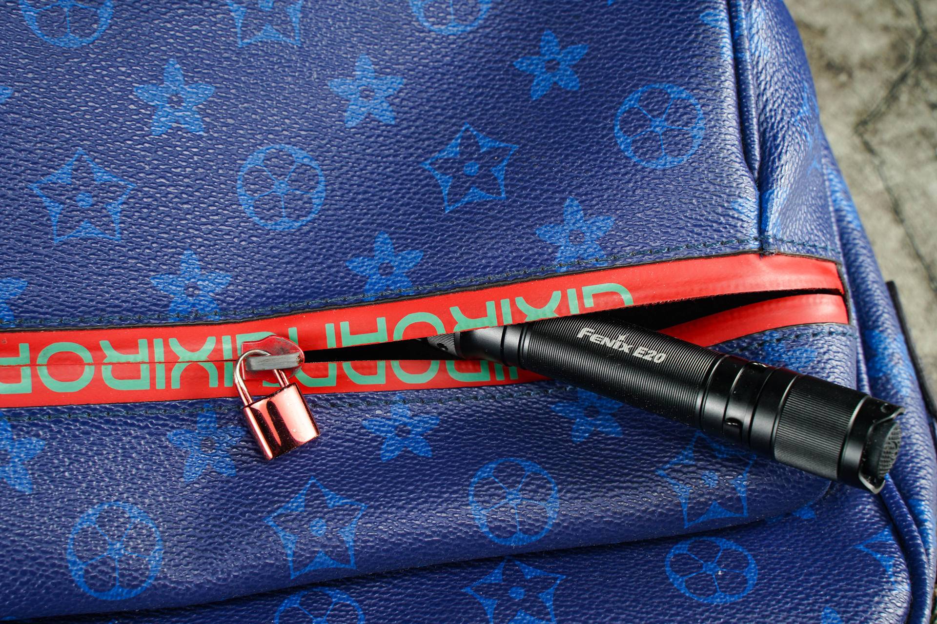 小巧便携，亮度高！体验菲尼克斯E20V2.0便携手电