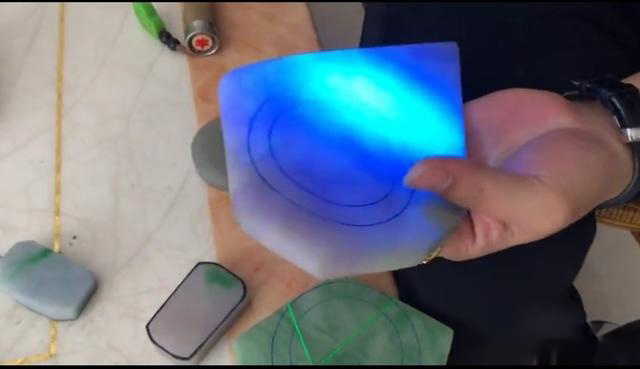 翡翠原石赌石真的是骗人的吗,几十元的翡翠原石赌石现场