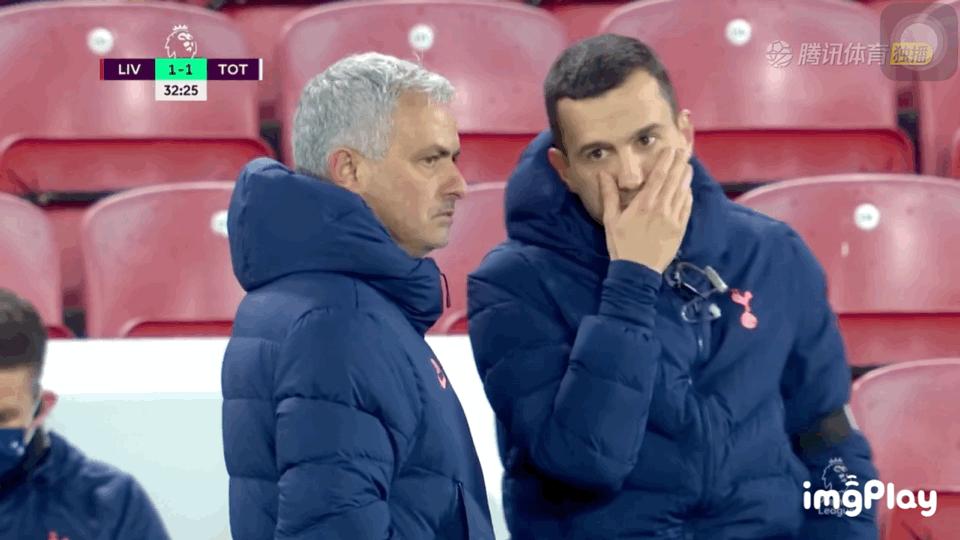 他是足球场的激情四射战术大师，又是足坛的表情帝