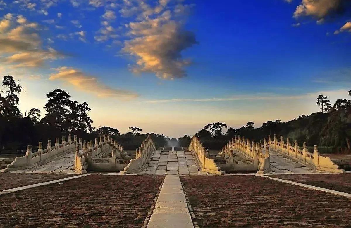 康熙雍正乾隆皇帝的陵墓在一起么,雍正皇帝为什么不葬在清东陵