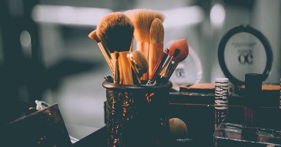 闺蜜送了我一只假口红,小说闺蜜送的生日礼物