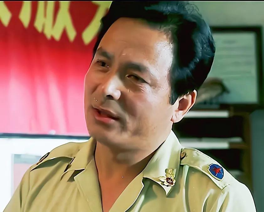 70年代穿白色警服的警察一身正气,监狱警察警服变迁史