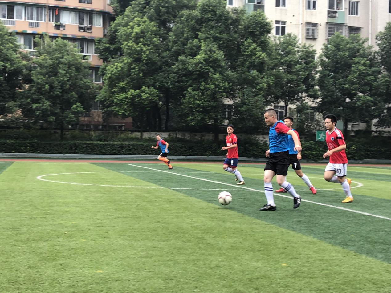 真正的足球精神让人热血沸腾,无畏风雨乘风破浪