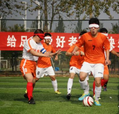 盲人观看足球赛,盲人现场看足球