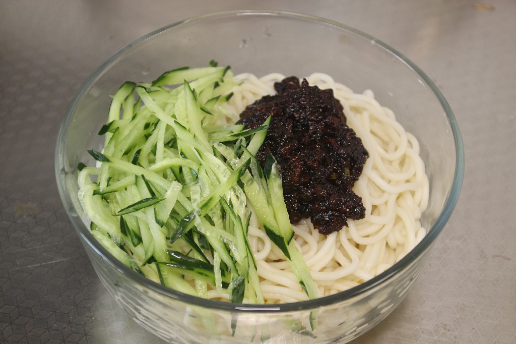 炸酱面只用甜面酱的做法,炸酱面用黄豆酱还是甜面酱好吃