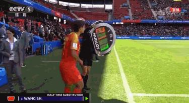 中国女足王霜接受采访,女足教练怼记者