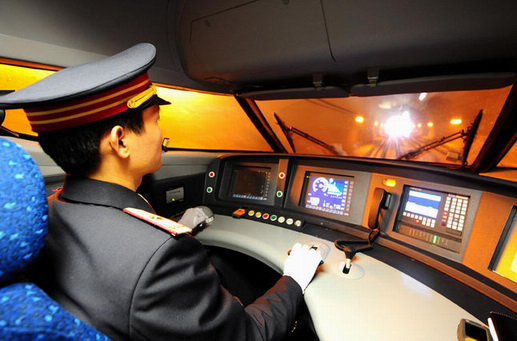 高铁驾驶室如何操控高铁,高铁速度那么快驾驶员如何驾驭