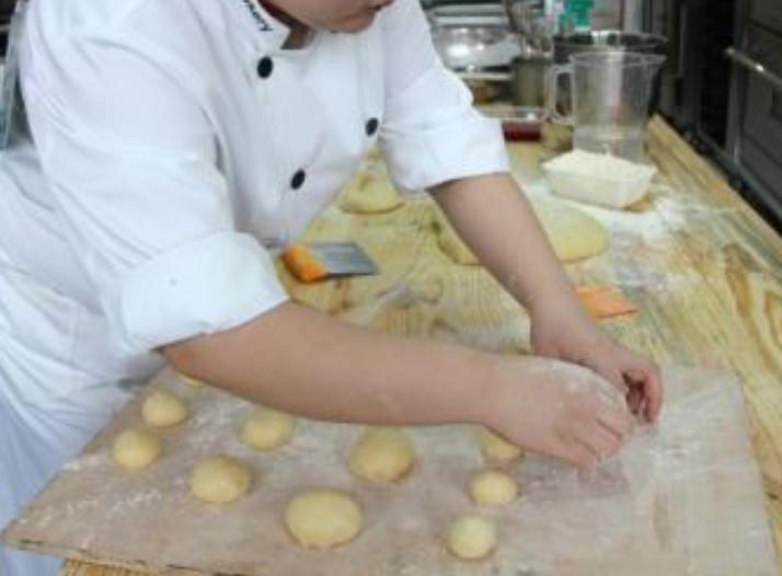 17岁孩子总放屁很臭是不是肠癌,女人放屁多是肠癌晚期吗