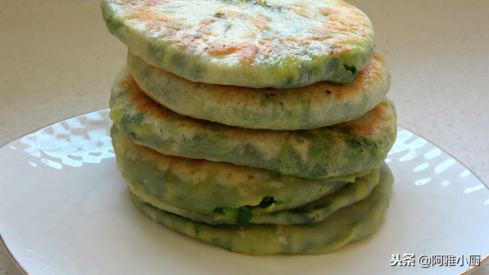 把馅饼做的皮薄如纸，这一步很重要，做法简单，凉了不硬