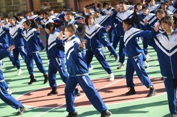 初中女生自认为好看的举动,经常做幼稚的行为很掉价吗