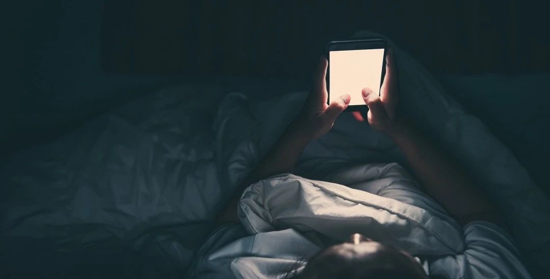 睡前玩手机会造成失眠,玩手机会导致精子异常率高吗