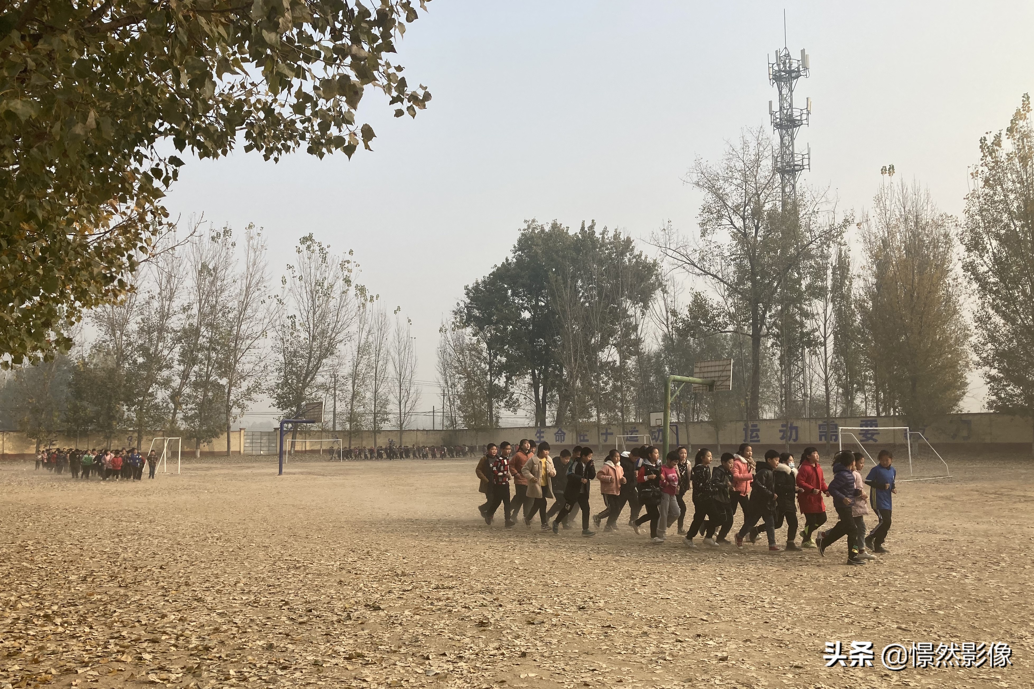 河北乡村隐匿着一支小学足球队晚上老师用车灯照亮操场训练