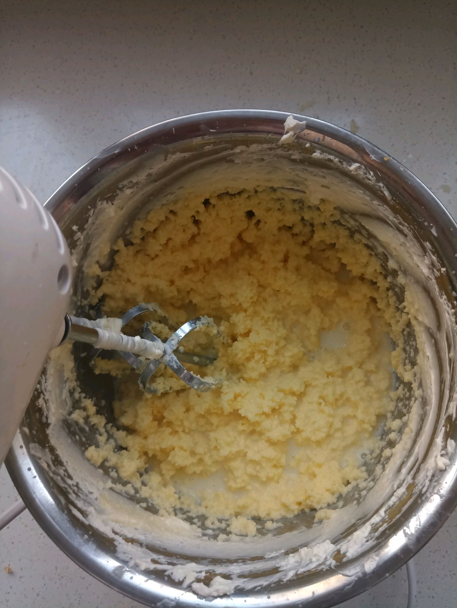 奶油打发的方法和技巧,奶油打发教程要加黄油吗