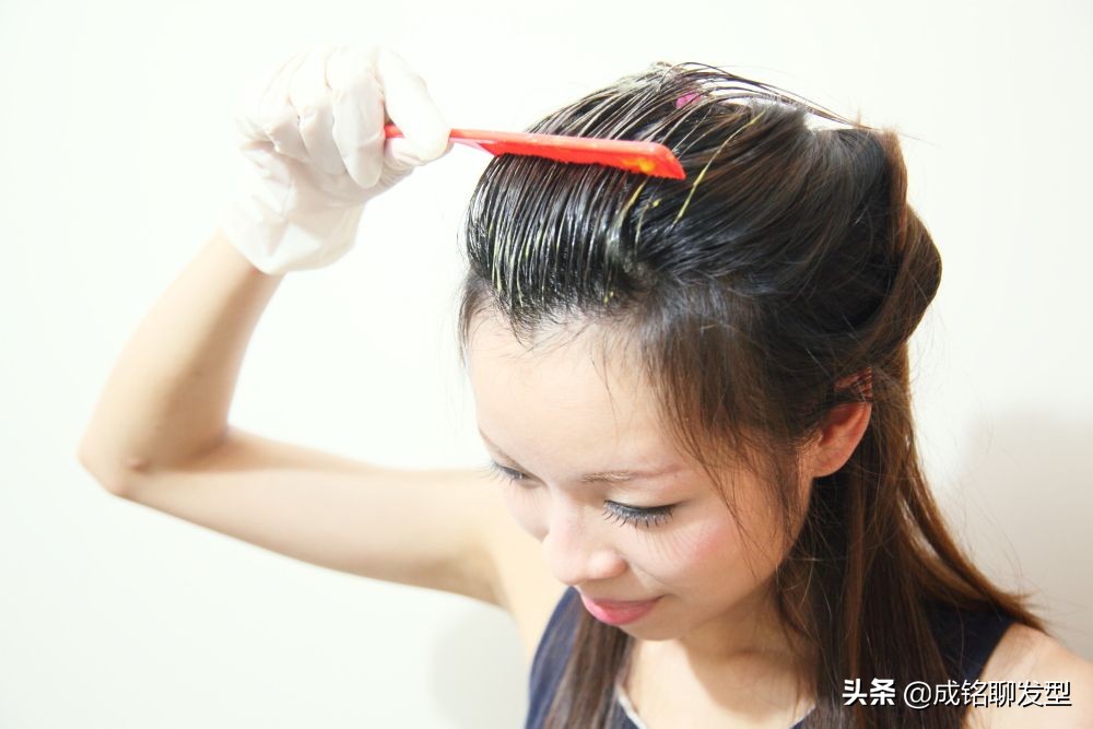 在理发店染发和自己染发哪个好,自己染发和理发店染发哪个掉色快