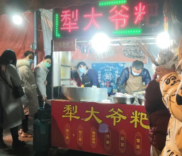 卖粑小哥,合肥小哥靠倒卖致富