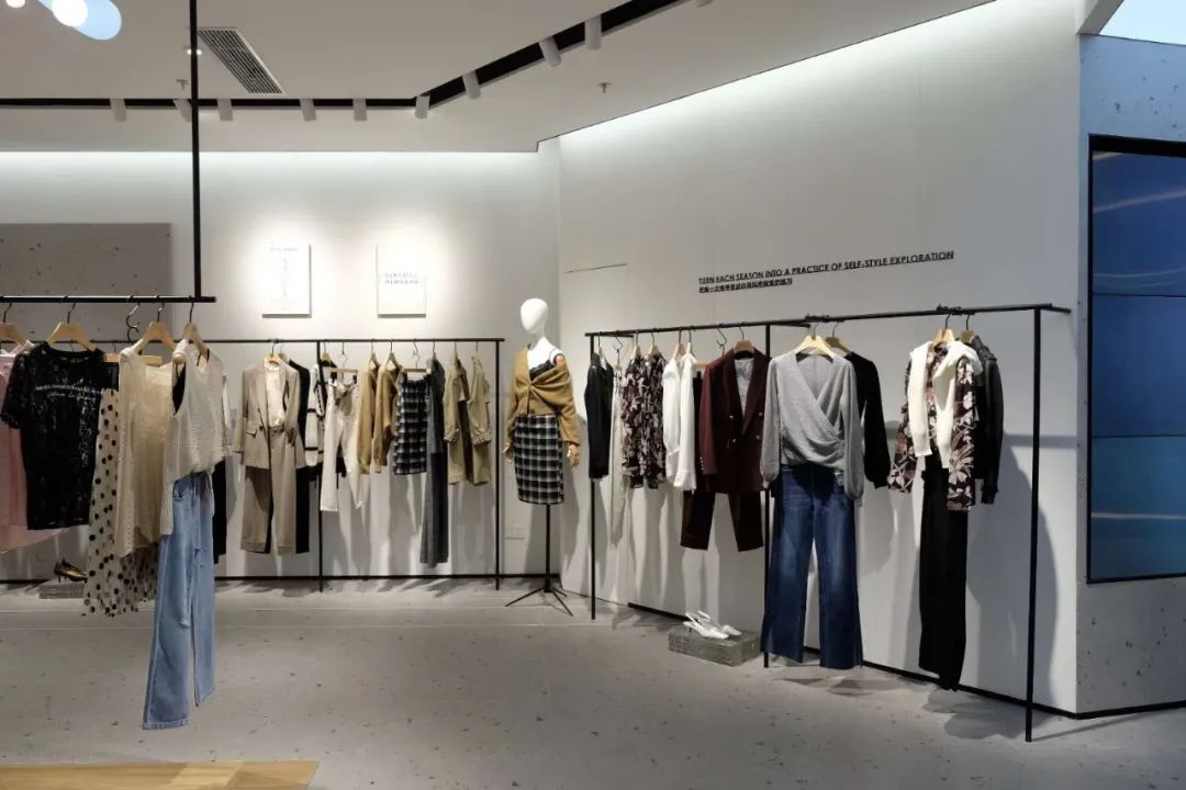 谁说服装店不行了？这个低调的女装却悄悄地开了1200多家店