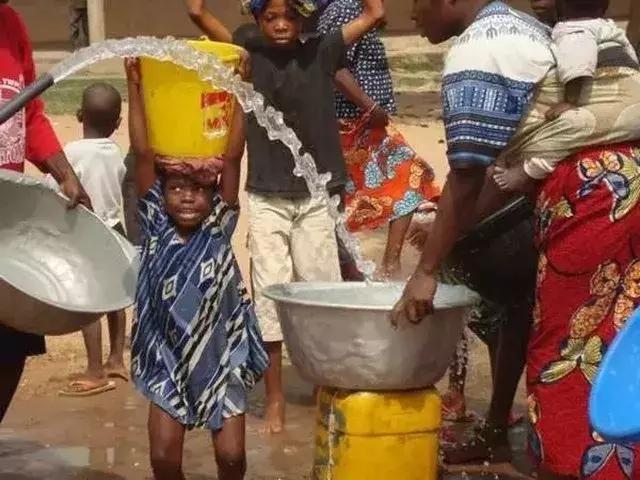 用零花钱给非洲挖了1000多口井，只因孩子的眼泪是那里最干净的水