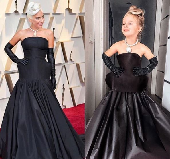 外国靓妈用纸皮、胶袋还原明星红地毡晚装！