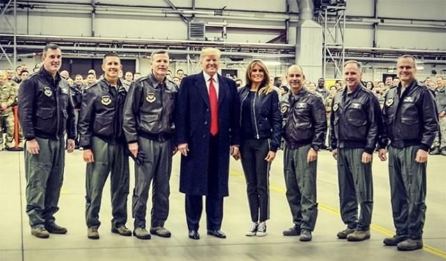 梅拉尼娅终于不穿靴子瘦裤！运动裤帆布鞋更减龄，搭飞行服潮翻了