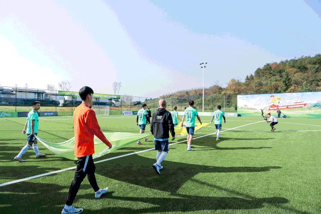 踢球大赛第二轮,足球决赛全场结束