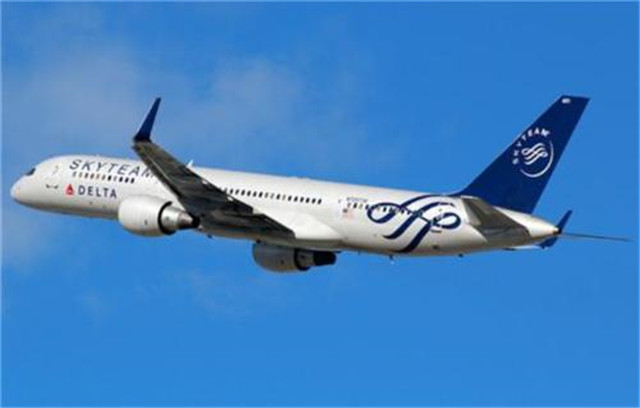 男子25万买无限次飞机票,男子花25万买终身机票