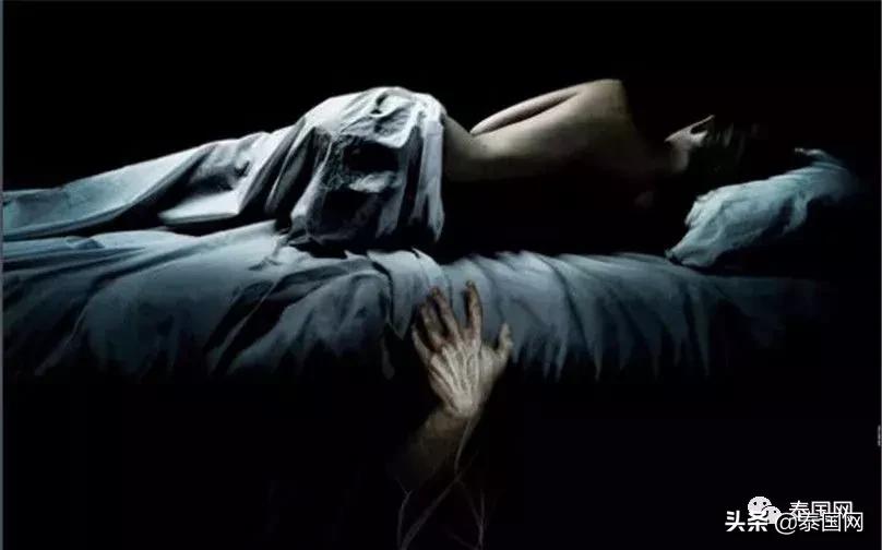 变态男*光脱**衣服藏在床底！泰国女子回家竟遭遇真人版《门锁》！