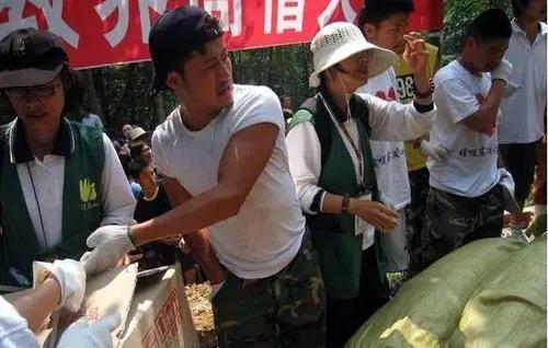 吴京零片酬助演汶川地震改编电影,吴京救灾真实照片