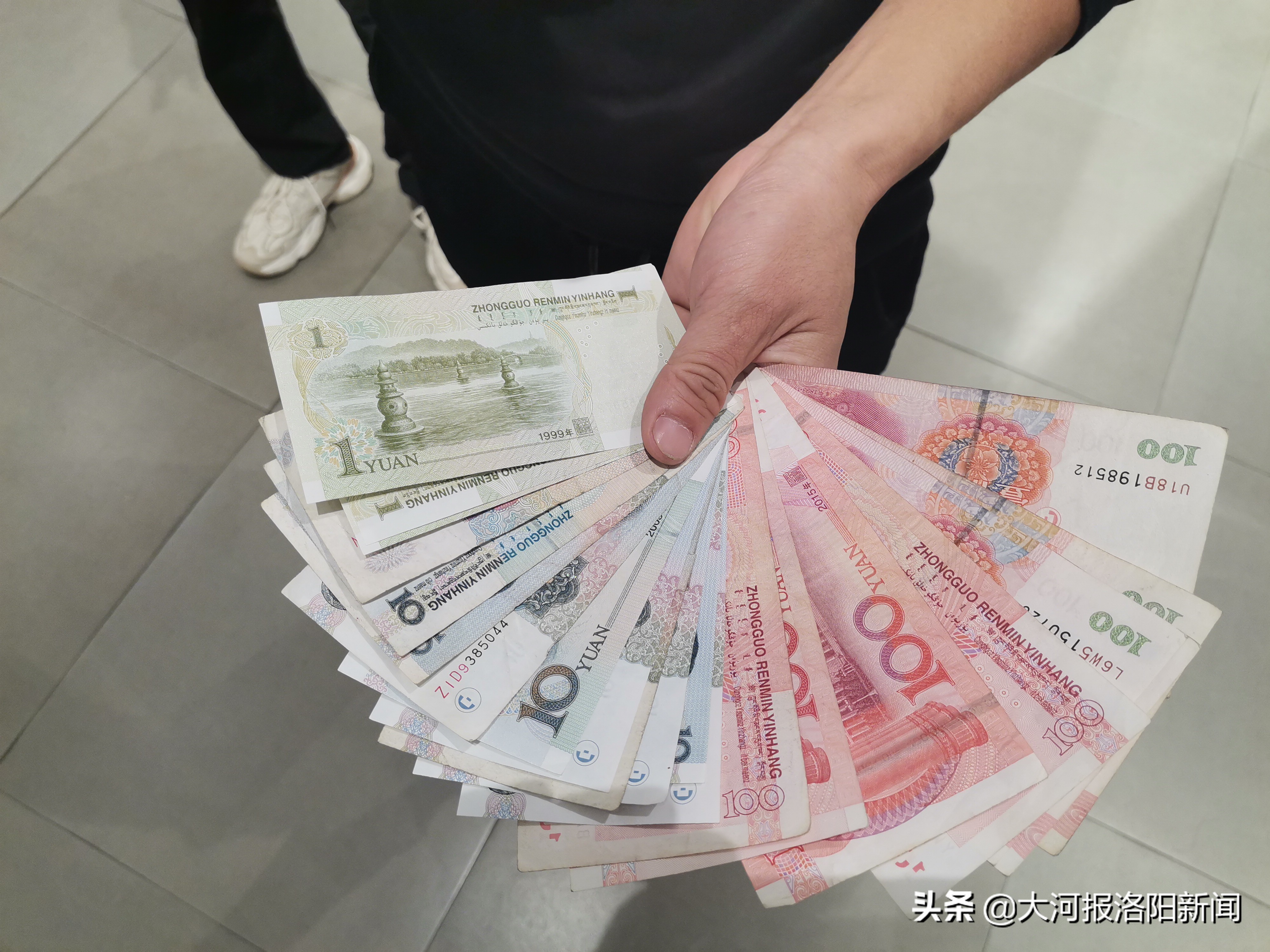 男子买阿迪10天开裂,阿迪达斯三叶草鞋子脱胶怎么处理