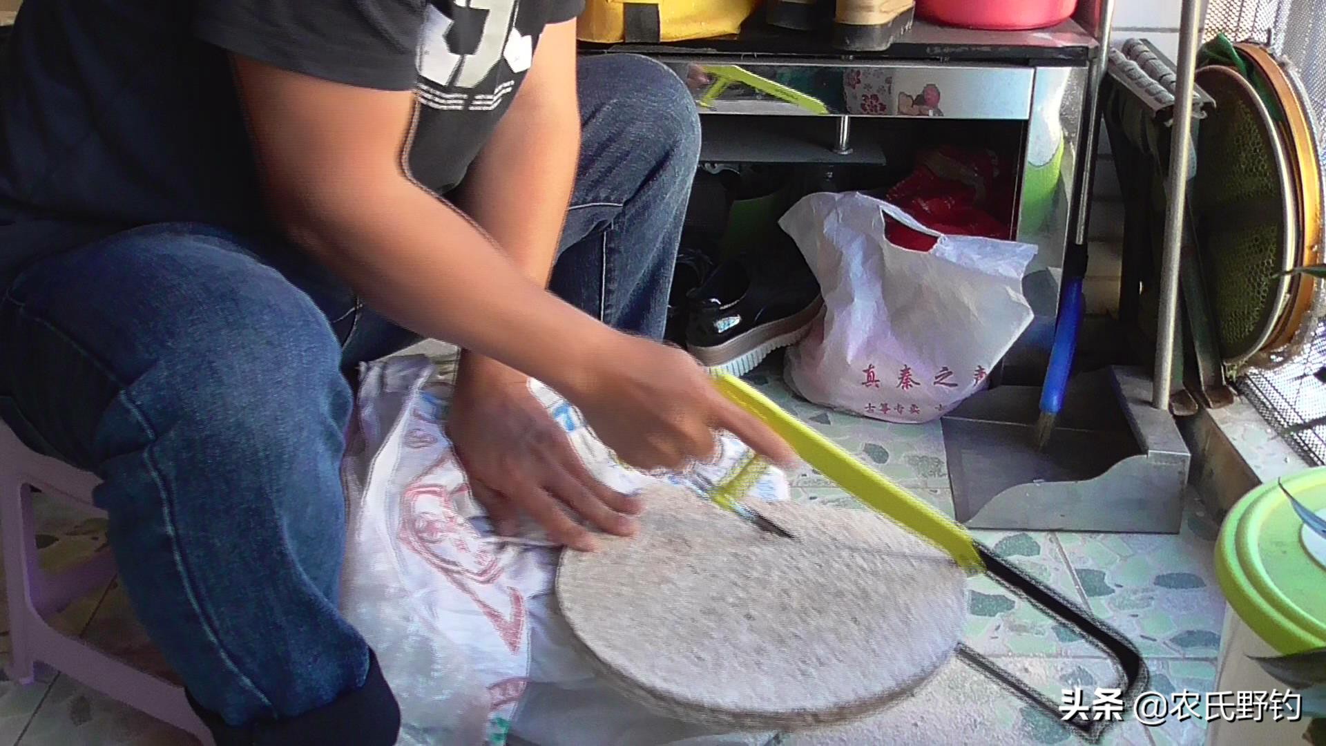 翻板钩用花生饼和豆饼哪个好,花生饼钓鲤鱼饵料制作方法