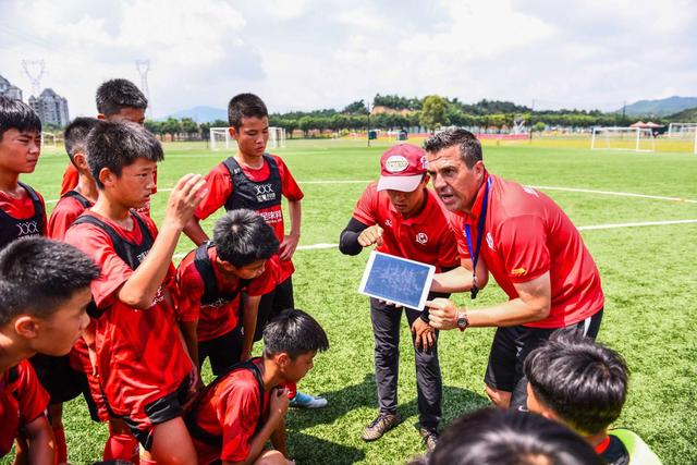 恒大足校教足球,恒大足校挖青训