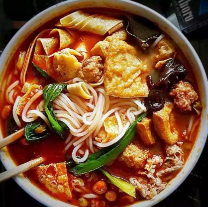 螺蛳粉汤底做法及配方红油,熬螺蛳粉的汤50斤水放多少盐