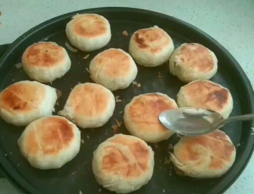 正宗绿豆饼做法及配方,绿豆饼这样做酥香可口清凉解暑