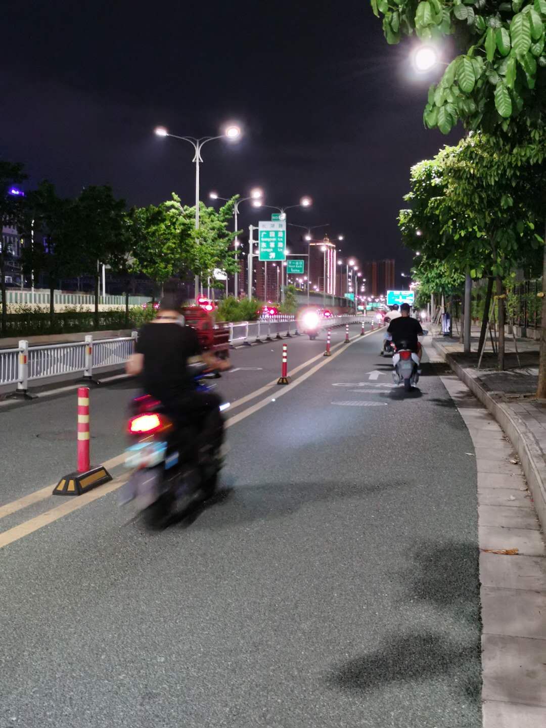 走在南宁这条路上，我终于明白美国修高铁为什么这么难了