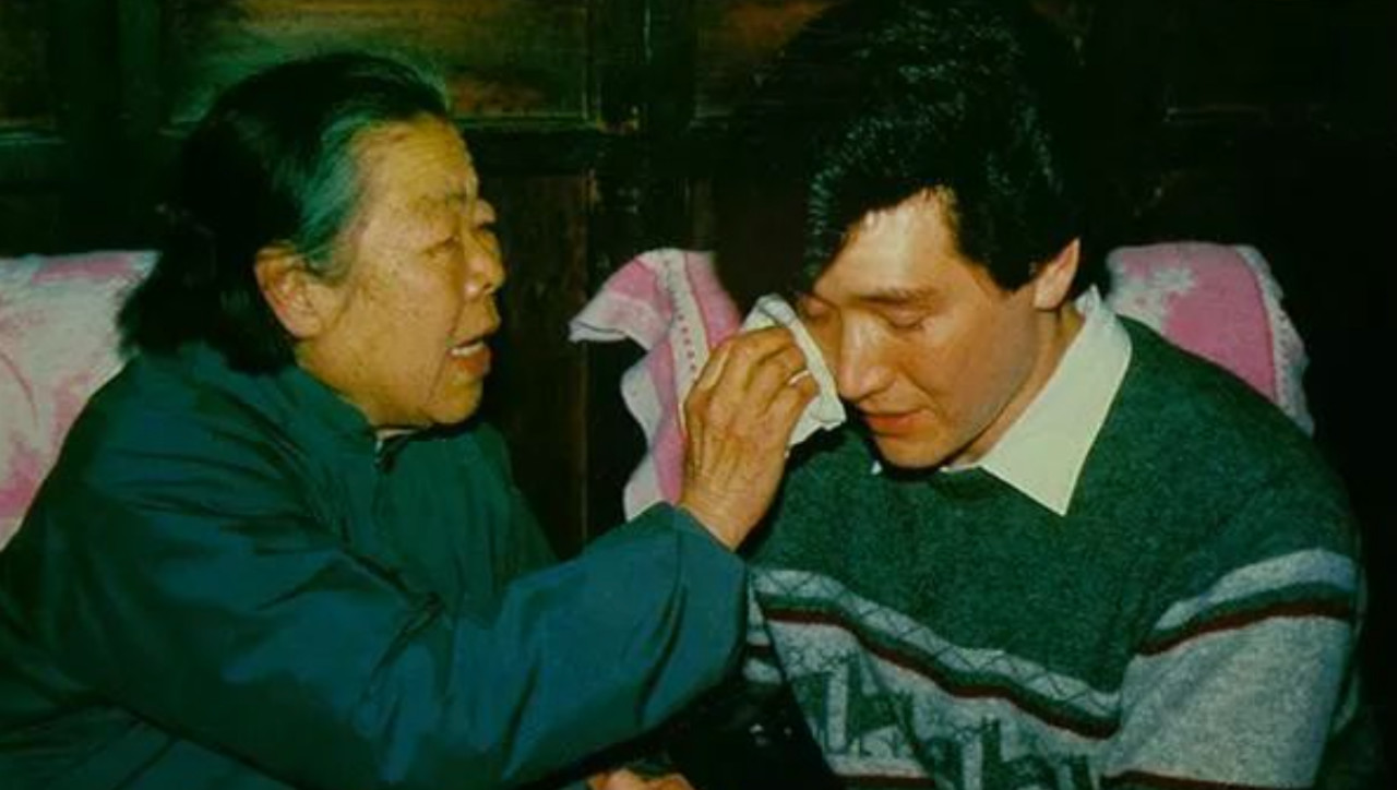 57岁费翔和母亲照片图文,费翔梦里的照片