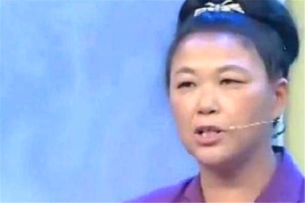 大姐带夜明珠鉴宝专家让上交,大姐戴500块的夜明珠鉴宝