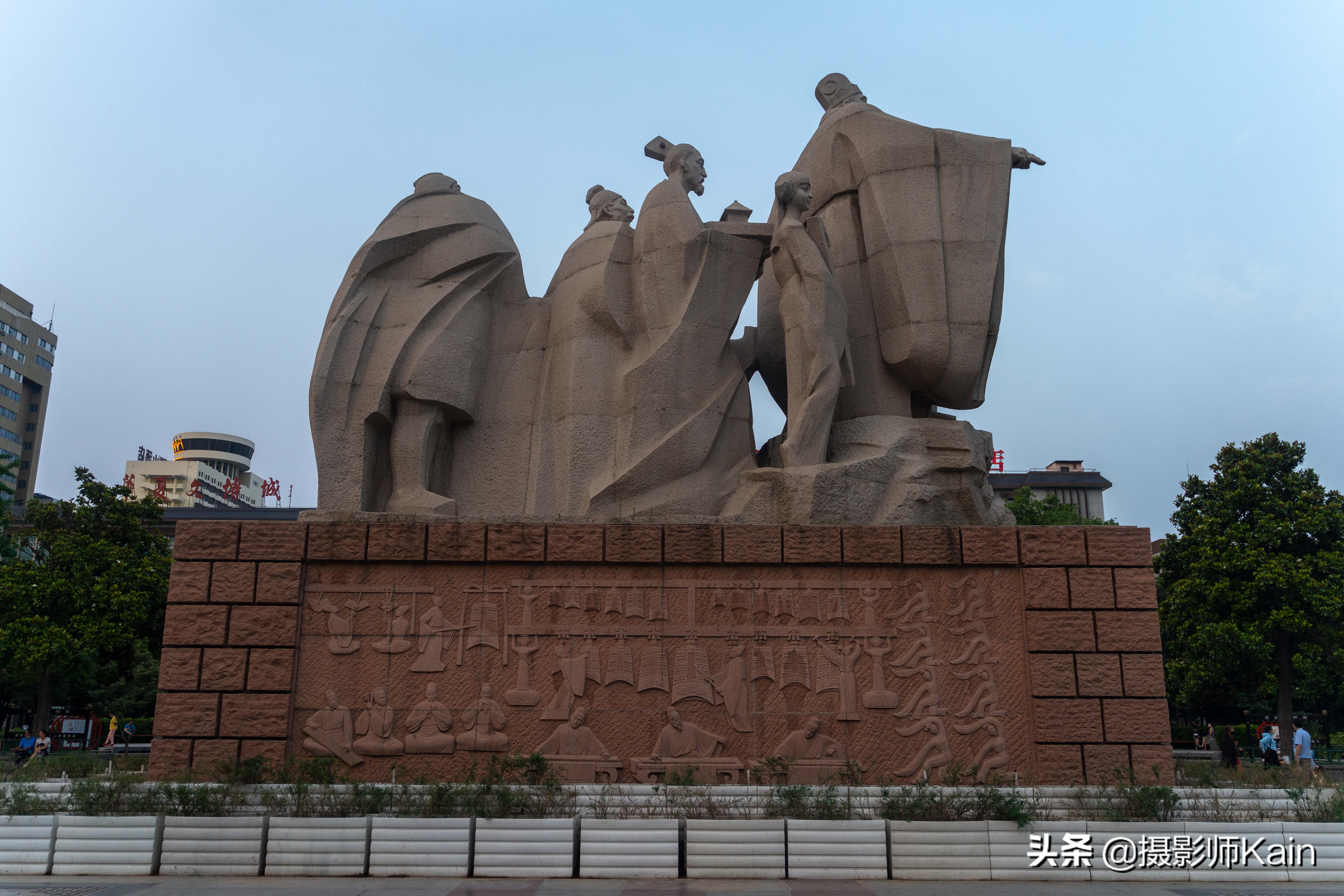 古都洛阳的中心，有其创建者的雕像，还能让你了解遥远的西周时代