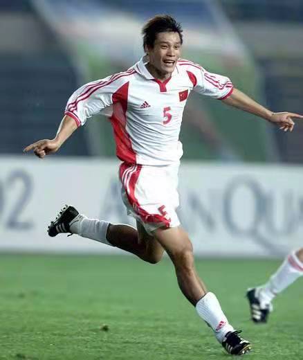 圆月弯刀任意球,足坛十大绝杀贴地斩