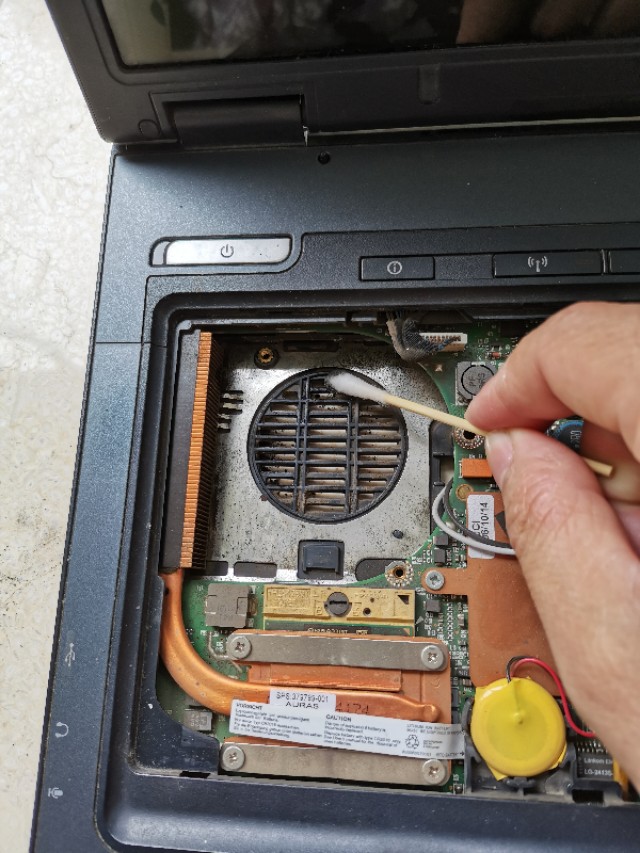 笔记本风扇清灰维修,笔记本风扇不取下来清灰