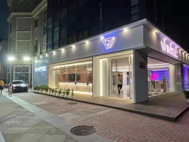 定位8090后车主,装修200万,未开业就吸引同行打卡,这家店有啥魔力